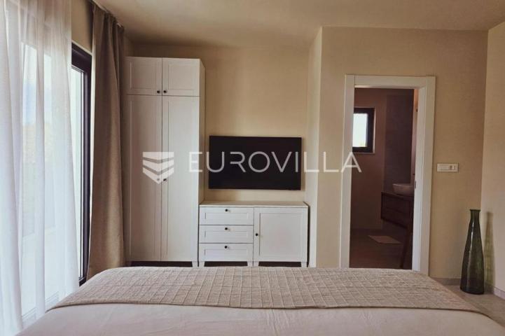 Zadar, Žman dvije moderne vile s bazenima 262 m² i građ zemljište s dozvolom za treću vilu