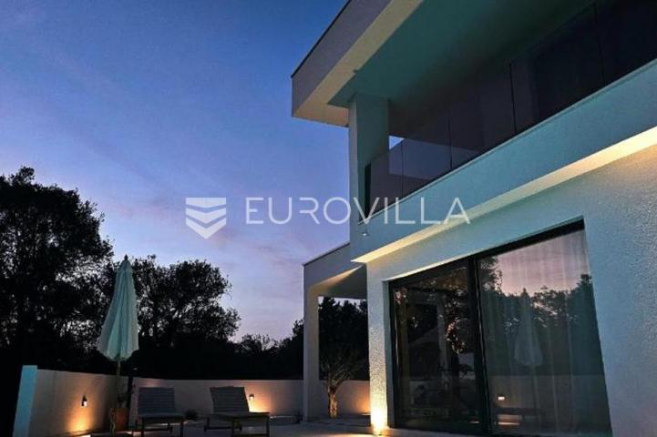 Zadar, Žman dvije moderne vile s bazenima 262 m² i građ zemljište s dozvolom za treću vilu