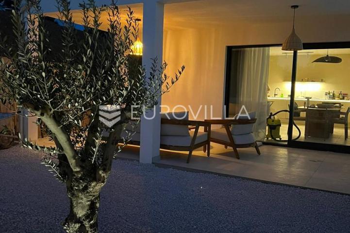 Zadar, Žman dvije moderne vile s bazenima 262 m² i građ zemljište s dozvolom za treću vilu