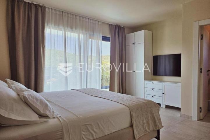 Zadar, Žman dvije moderne vile s bazenima 262 m² i građ zemljište s dozvolom za treću vilu