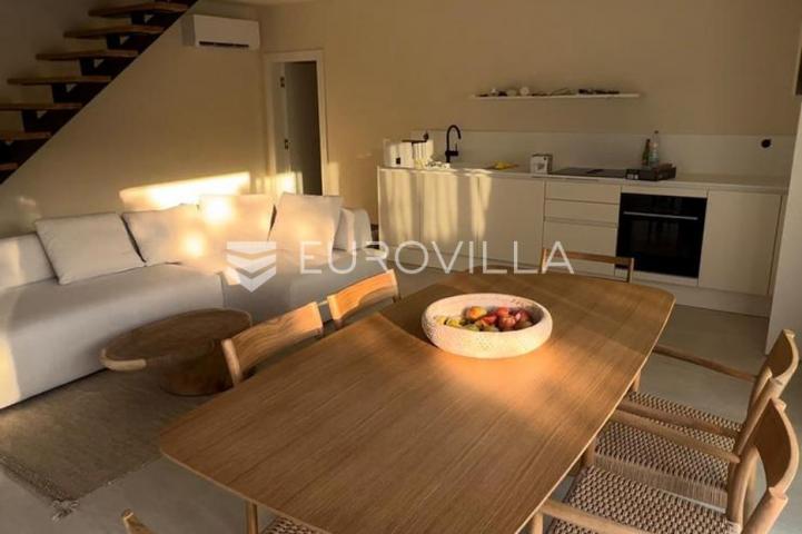Zadar, Žman dvije moderne vile s bazenima 262 m² i građ zemljište s dozvolom za treću vilu