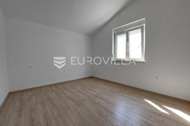 Istra, Šišan, dvojna kuća u mirnom dijelu, otvoren pogled s kata, 2 stana