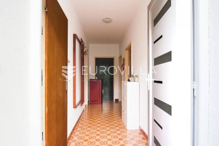 Pula, Nova Veruda, četverosobni stan 75.50 m², 45 m² vrta