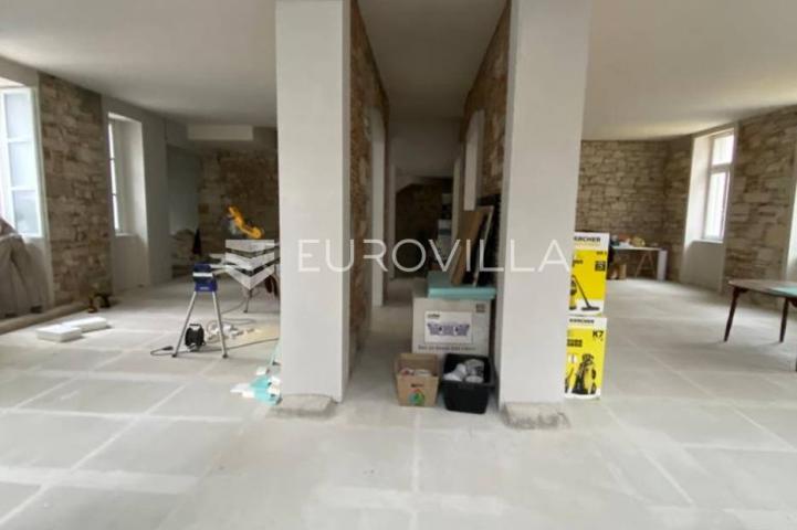 Pula, veliki uredski prostor na dvije etaže 300 m2