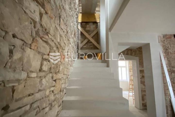 Pula, veliki uredski prostor na dvije etaže 300 m2