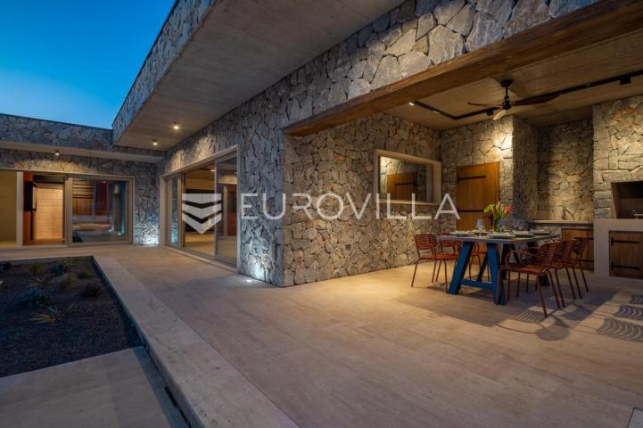Split, okolica, nesvakidašnja vila s bazenom i teniskim terenom
