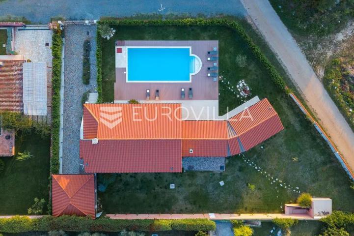 Istra, Tinjan, najam predivne kamene kuće s bazenom na velikoj uređenoj okućnici