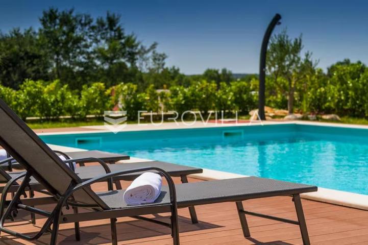Istra, Tinjan, najam predivne kamene kuće s bazenom na velikoj uređenoj okućnici