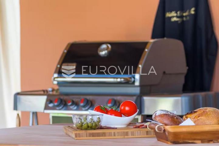 Istra, Tinjan, najam predivne kamene kuće s bazenom na velikoj uređenoj okućnici