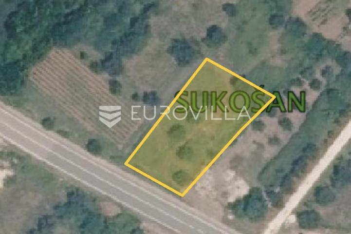 Zadar, Sukošan, građevinsko zemljište uz magistralu, 1.014 m², idealno za vilu, apartmane