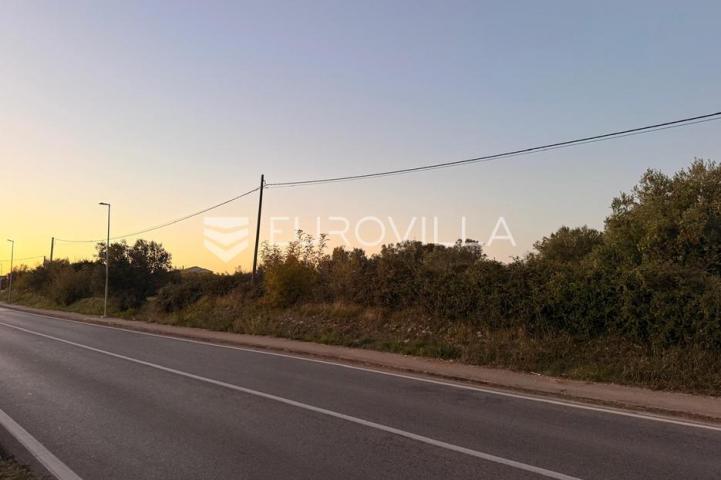 Zadar, Sukošan, građevinsko zemljište uz magistralu, 1.014 m², idealno za vilu, apartmane