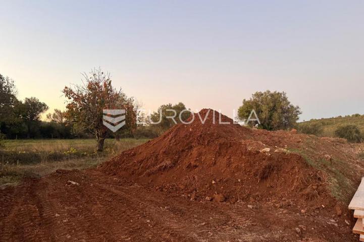 Zadar, Sukošan, građevinsko zemljište uz magistralu, 1.014 m², idealno za vilu, apartmane