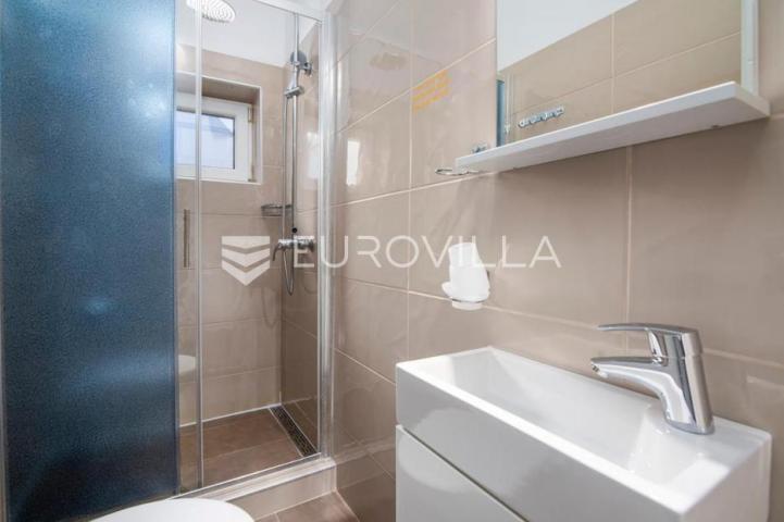 Banjole, prekrasna uređena kuća NKP 350 m2 na velikoj okućnici od 3300 m2
