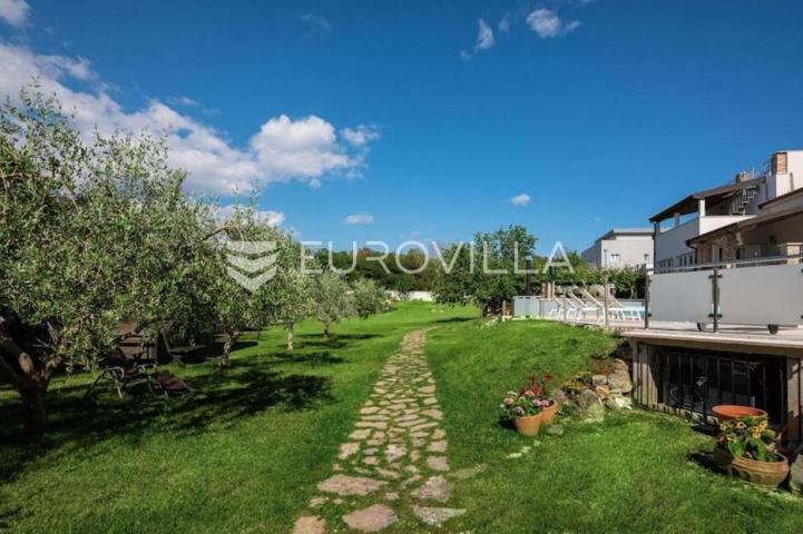 Banjole, prekrasna uređena kuća NKP 350 m2 na velikoj okućnici od 3300 m2