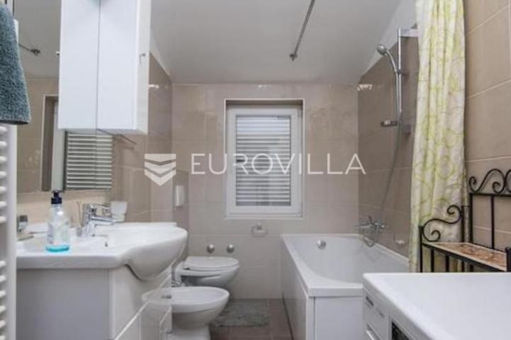 Banjole, prekrasna uređena kuća NKP 350 m2 na velikoj okućnici od 3300 m2