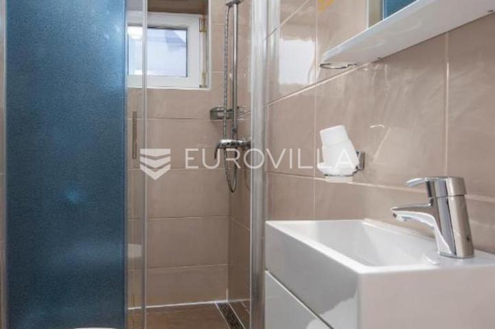 Banjole, prekrasna uređena kuća NKP 350 m2 na velikoj okućnici od 3300 m2