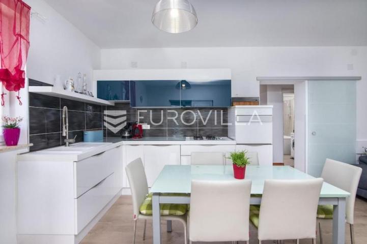 Banjole, prekrasna uređena kuća NKP 350 m2 na velikoj okućnici od 3300 m2
