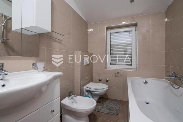 Banjole, prekrasna uređena kuća NKP 350 m2 na velikoj okućnici od 3300 m2