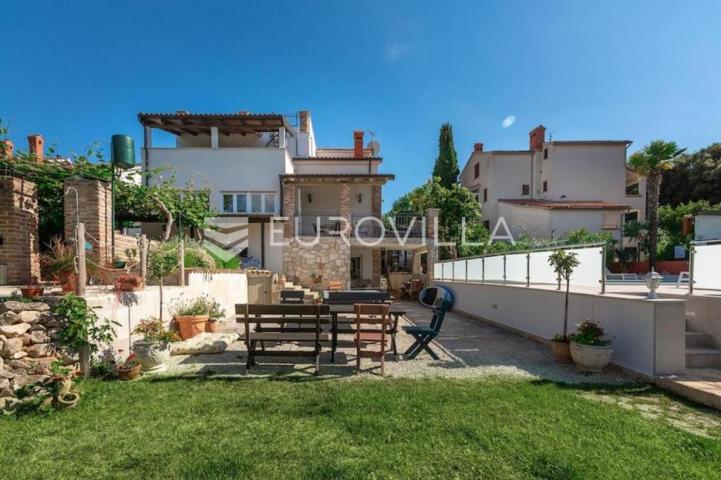 Banjole, prekrasna uređena kuća NKP 350 m2 na velikoj okućnici od 3300 m2
