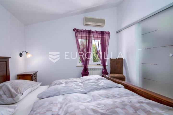 Banjole, prekrasna uređena kuća NKP 350 m2 na velikoj okućnici od 3300 m2
