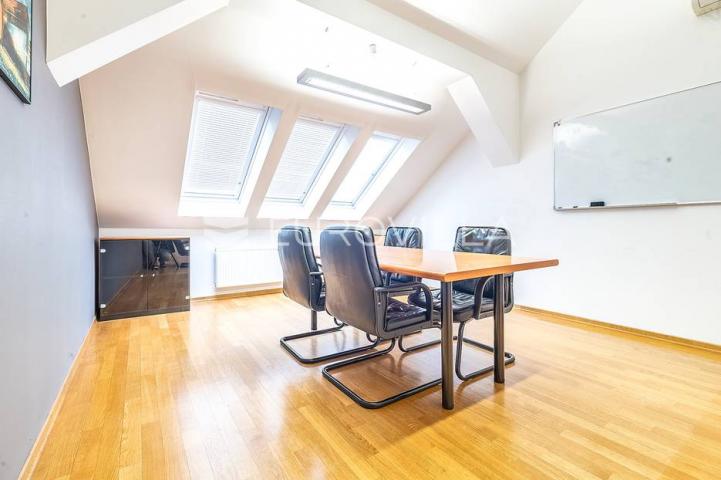 Zagreb, Maksimir, višesoban dvoetažan stan, ured 320 m² prvi kat i potkrovlje