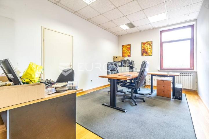 Zagreb, Maksimir, višesoban dvoetažan stan, ured 320 m² prvi kat i potkrovlje