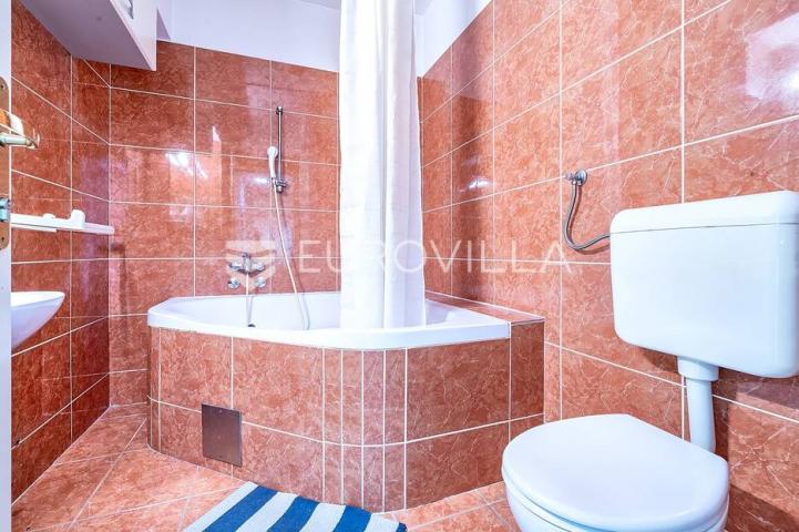 Zagreb, Maksimir, višesoban dvoetažan stan, ured 320 m² prvi kat i potkrovlje