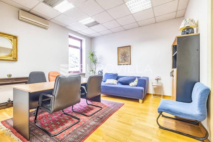Zagreb, Maksimir, višesoban dvoetažan stan, ured 320 m² prvi kat i potkrovlje