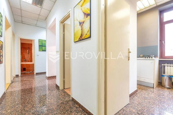 Zagreb, Maksimir, višesoban dvoetažan stan, ured 320 m² prvi kat i potkrovlje