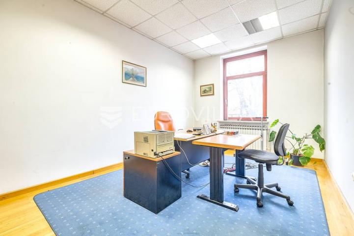 Zagreb, Maksimir, višesoban dvoetažan stan, ured 320 m² prvi kat i potkrovlje