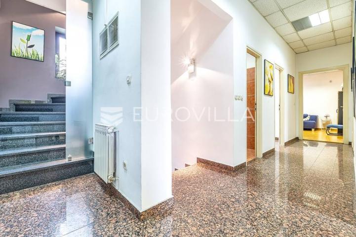 Zagreb, Maksimir, višesoban dvoetažan stan, ured 320 m² prvi kat i potkrovlje