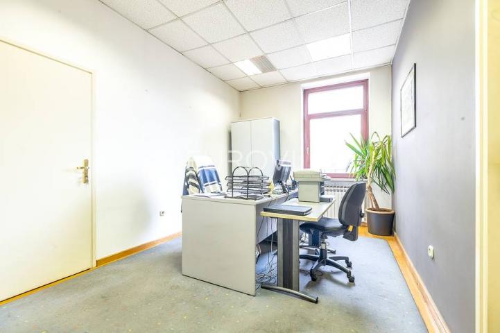 Zagreb, Maksimir, višesoban dvoetažan stan, ured 320 m² prvi kat i potkrovlje