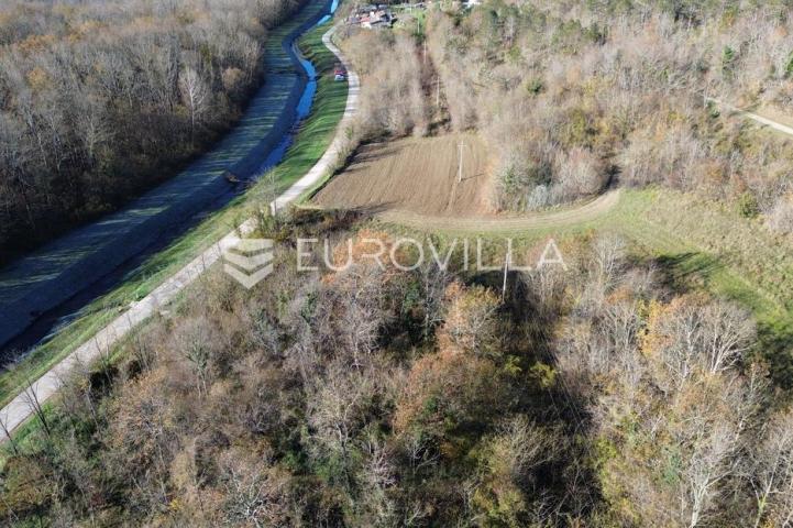 Motovun, Livade, PRILIKA idealno građevinsko zemljište okruženo prirodom