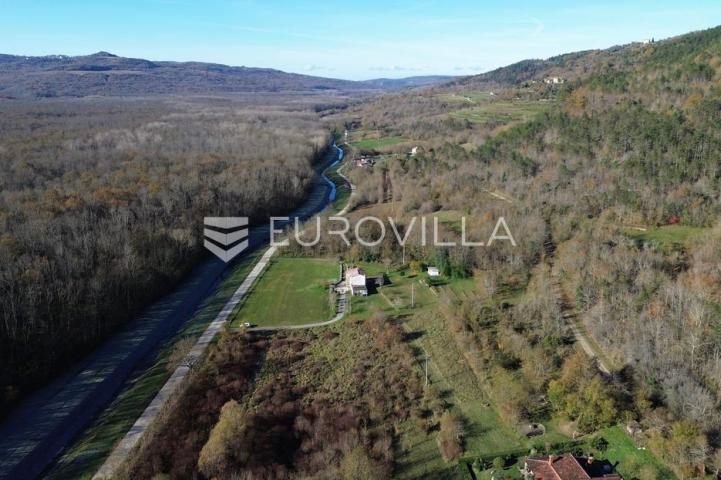 Motovun, Livade, PRILIKA idealno građevinsko zemljište okruženo prirodom