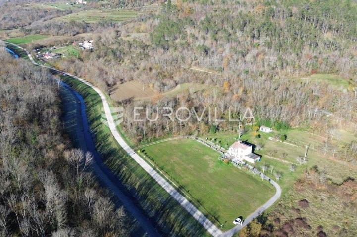 Motovun, Livade, PRILIKA idealno građevinsko zemljište okruženo prirodom