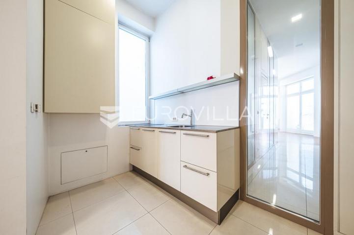 Zagreb, Centar, prekrasan trosoban stan u strogom centru, 124 m2