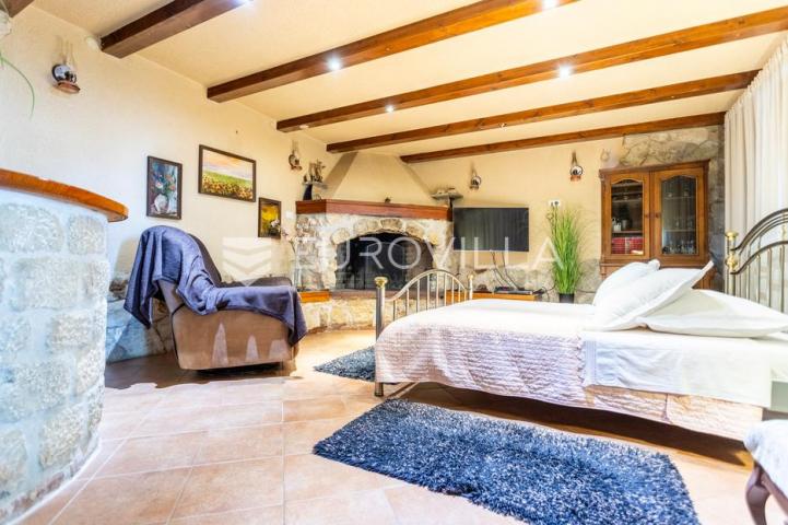 Omiš, Stanići, lijepa kuća s pogledom na more ukupne površine 160m2 na zemljištu površine 2546 m2