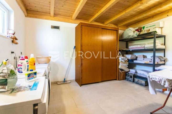 Omiš, Stanići, lijepa kuća s pogledom na more ukupne površine 160m2 na zemljištu površine 2546 m2