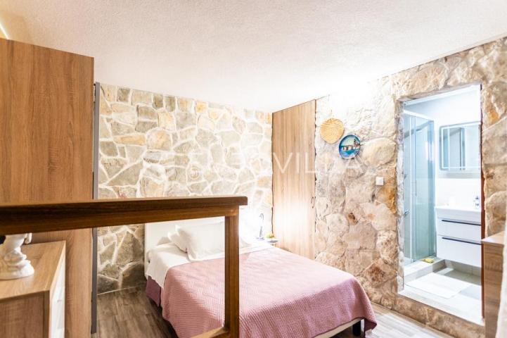 Omiš, Stanići, lijepa kuća s pogledom na more ukupne površine 160m2 na zemljištu površine 2546 m2