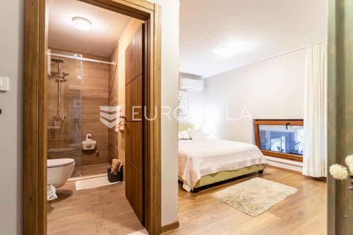 Omiš, Stanići, lijepa kuća s pogledom na more ukupne površine 160m2 na zemljištu površine 2546 m2