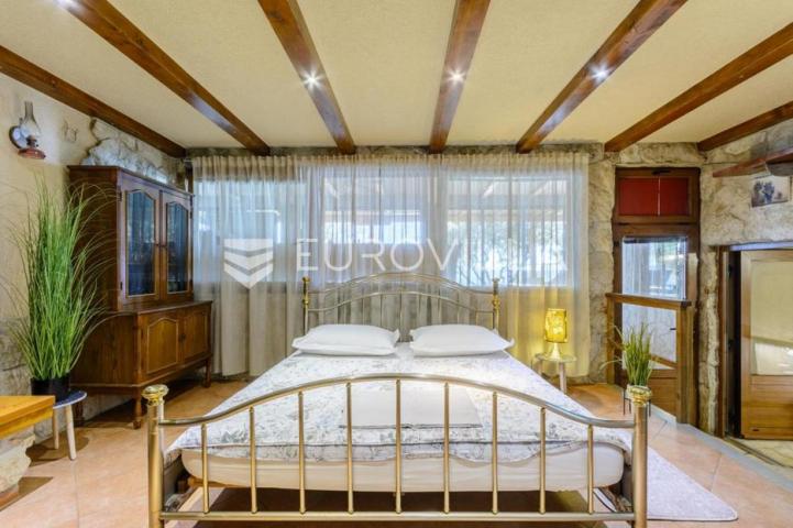 Omiš, Stanići, lijepa kuća s pogledom na more ukupne površine 160m2 na zemljištu površine 2546 m2
