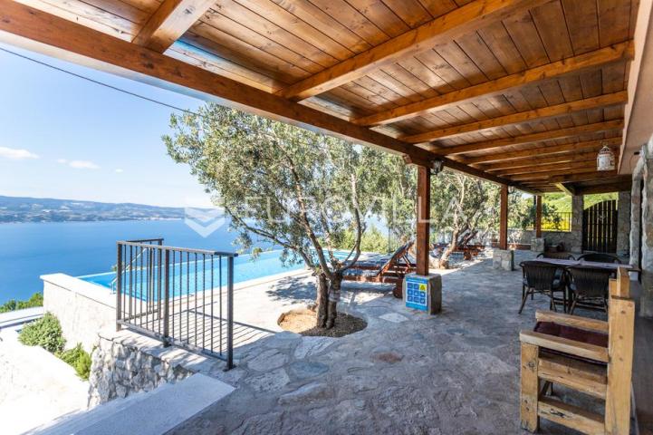 Omiš, Stanići, lijepa kuća s pogledom na more ukupne površine 160m2 na zemljištu površine 2546 m2
