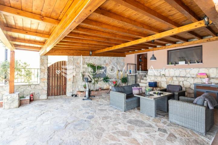 Omiš, Stanići, lijepa kuća s pogledom na more ukupne površine 160m2 na zemljištu površine 2546 m2