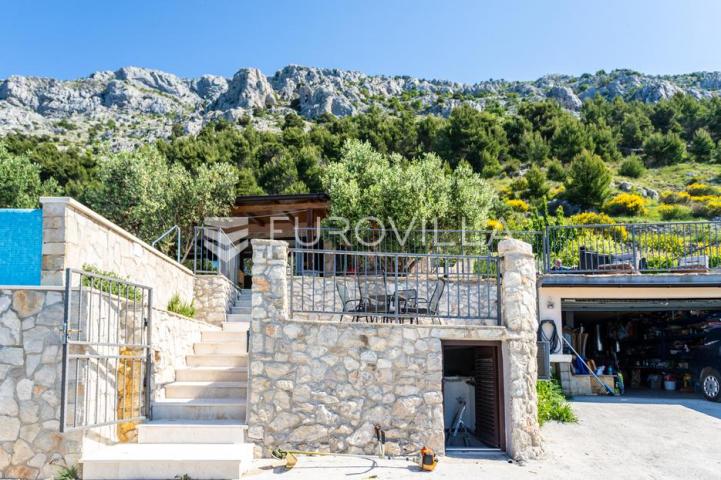 Omiš, Stanići, lijepa kuća s pogledom na more ukupne površine 160m2 na zemljištu površine 2546 m2