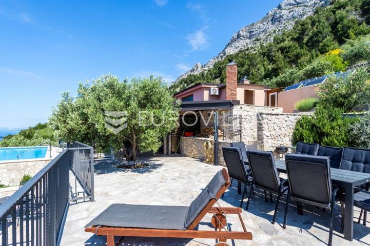 Omiš, Stanići, lijepa kuća s pogledom na more ukupne površine 160m2 na zemljištu površine 2546 m2