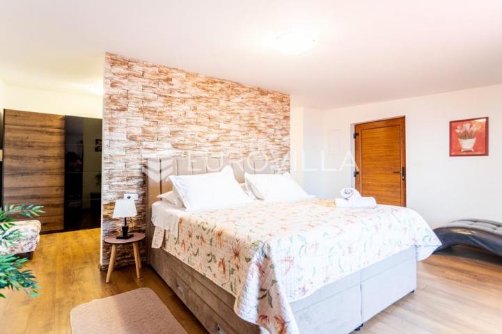 Omiš, Stanići, lijepa kuća s pogledom na more ukupne površine 160m2 na zemljištu površine 2546 m2