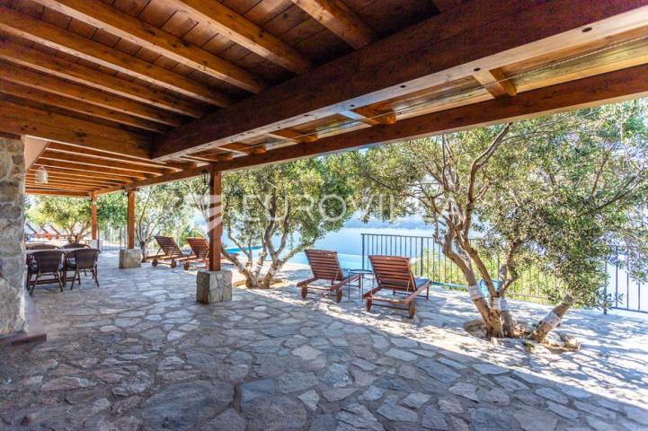 Omiš, Stanići, lijepa kuća s pogledom na more ukupne površine 160m2 na zemljištu površine 2546 m2