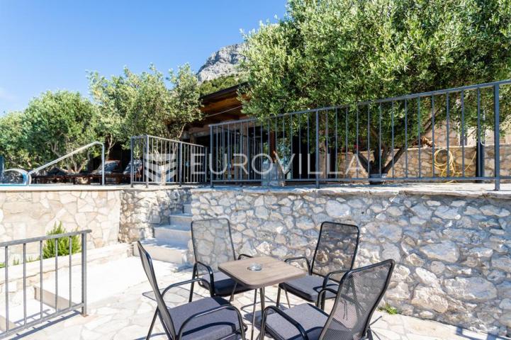 Omiš, Stanići, lijepa kuća s pogledom na more ukupne površine 160m2 na zemljištu površine 2546 m2