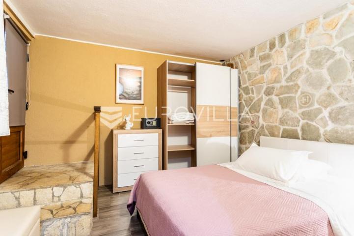Omiš, Stanići, lijepa kuća s pogledom na more ukupne površine 160m2 na zemljištu površine 2546 m2