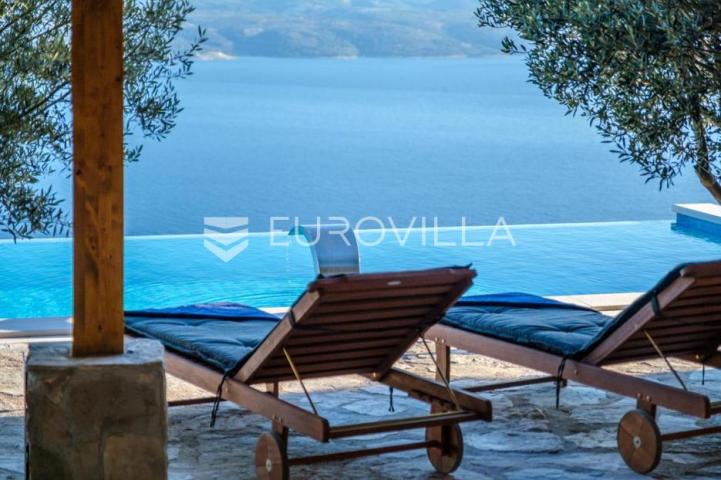 Omiš, Stanići, lijepa kuća s pogledom na more ukupne površine 160m2 na zemljištu površine 2546 m2